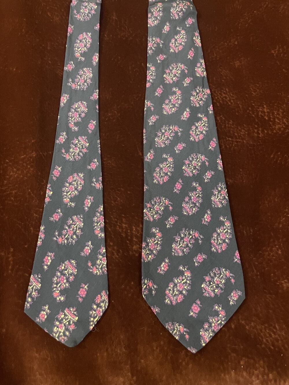 VTG Bloomingdale’s Mens Store Silk Navy Blue Pink Purple Floral Paisley Neck Tie